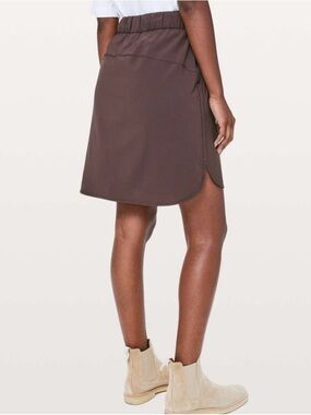 Lululemon On The Fly Skirt *21"
Black Satin Burgundy Size 4